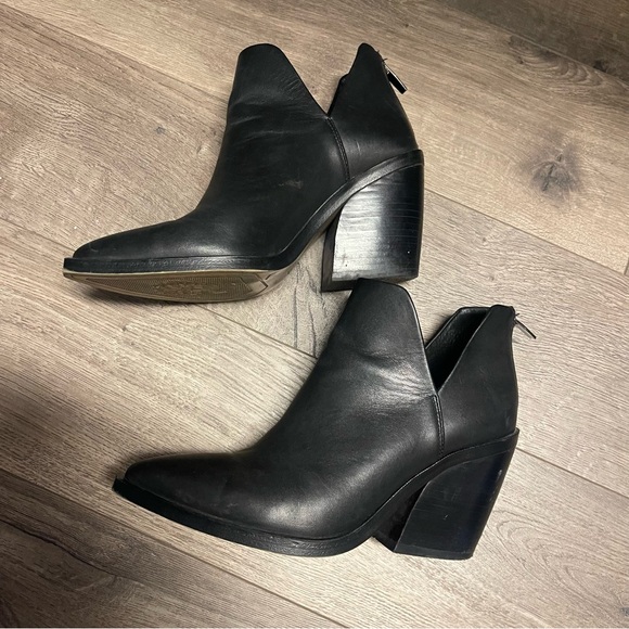 Vince camuto gigietta ankle bootie side cut out butter soft leather black 7 - Picture 3 of 9
